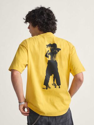 スケート HUG Tシャツ by Atiba Jefferson